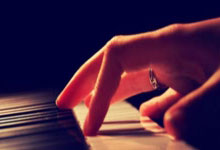 世界级球队的激烈对决吸引无数球迷瞩目